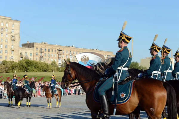 La scorta onoraria di cavalleria del Reggimento Presidenziale e la Scuola di Equitazione del Cremlino su Poklonnaya Hill si esibisce in onore della festa nazionale della bandiera . — Foto Stock