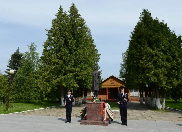 Officiers de police en garde d'honneur au monument à Zoya Kosmodemyanskaya . — Photo