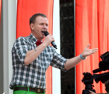  Ünlü Rus şarkıcı, zafer günü onuruna ücretsiz bir konserde konuşma grubu 