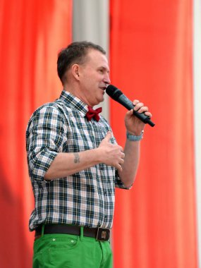  Ünlü Rus şarkıcı, zafer günü onuruna ücretsiz bir konserde konuşma grubu 