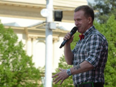  Ünlü Rus şarkıcı, zafer günü onuruna ücretsiz bir konserde konuşma grubu 