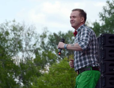  Ünlü Rus şarkıcı, zafer günü onuruna ücretsiz bir konserde konuşma grubu 