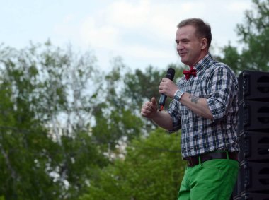  Ünlü Rus şarkıcı, zafer günü onuruna ücretsiz bir konserde konuşma grubu 