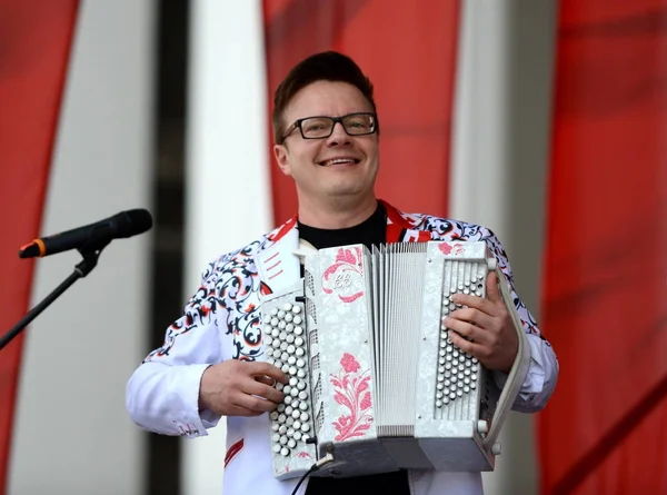 Músico ruso, acordeonista Sergei Voitenko habla en un concierto gratuito en honor al Día de la Victoria . — Foto de Stock