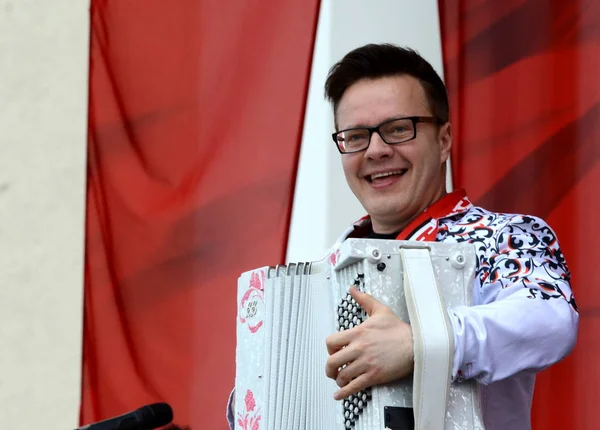 Músico ruso, acordeonista Sergei Voitenko habla en un concierto gratuito en honor al Día de la Victoria . — Foto de Stock