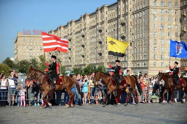 Demonstrativer Auftritt der Reitschule Kremlin auf dem Poklonnaja-Hügel zu Ehren des russischen Fahnenfestes. — Stockfoto