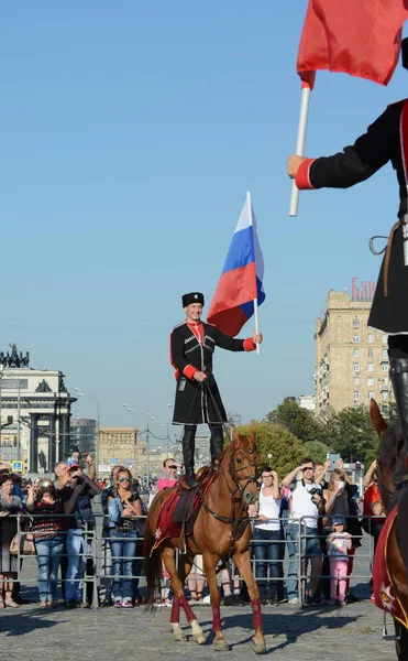 Demonstrativní vystoupení Kreml jezdecké školy na hoře díků na počest svátku ruské vlajky. — Stock fotografie