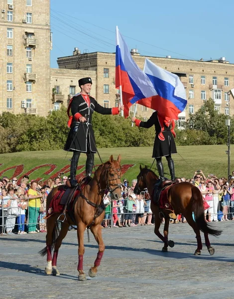 Rus bayrağı tatil onuruna Kremlin Binicilik Okulu Poklonnaya Hill tarafından demonstrasyon performans. — Stok fotoğraf