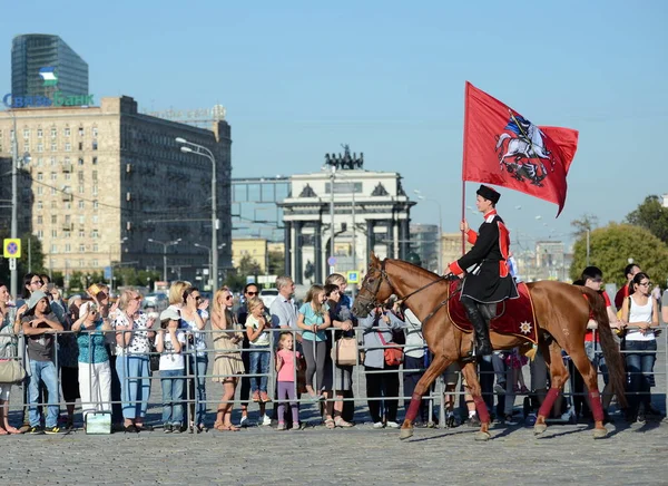 Demonstrativer Auftritt der Reitschule Kremlin auf dem Poklonnaja-Hügel zu Ehren des russischen Fahnenfestes. — Stockfoto