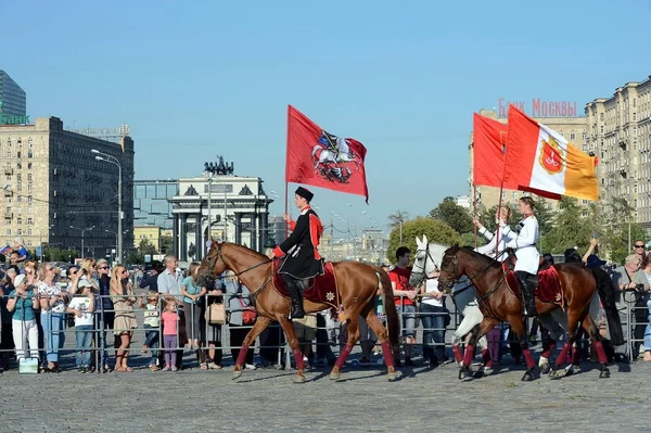 Demonstrativer Auftritt der Reitschule Kremlin auf dem Poklonnaja-Hügel zu Ehren des russischen Fahnenfestes. — Stockfoto