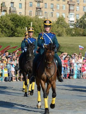  Ulusal bayrak tatil onuruna Süvari Fahri eskort Cumhurbaşkanlığı alayı ve Kremlin Binicilik Okulu Poklonnaya tepe üzerinde gerçekleştirir.