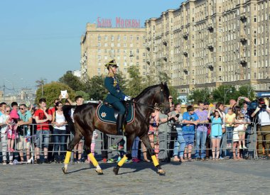  Ulusal bayrak tatil onuruna Süvari Fahri eskort Cumhurbaşkanlığı alayı ve Kremlin Binicilik Okulu Poklonnaya tepe üzerinde gerçekleştirir.