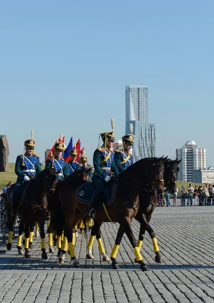 Ehrenreitkorps des Präsidialregiments und der Kremliner Reitschule auf dem Poklonnaja-Hügel zu Ehren des Nationalfeiertages. — Stockfoto