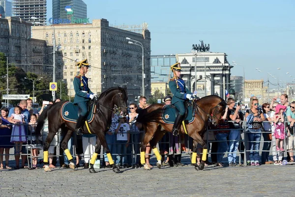 Ehrenreitkorps des Präsidialregiments und der Kremliner Reitschule auf dem Poklonnaja-Hügel zu Ehren des Nationalfeiertages. — Stockfoto