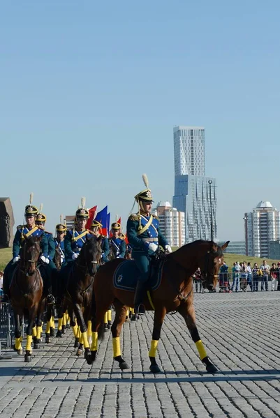 Ehrenreitkorps des Präsidialregiments und der Kremliner Reitschule auf dem Poklonnaja-Hügel zu Ehren des Nationalfeiertages. — Stockfoto