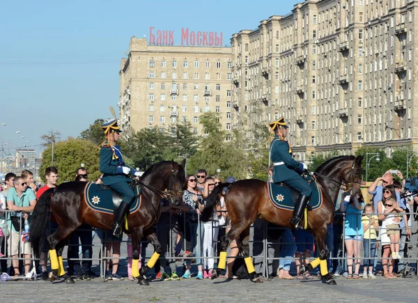 La scorta onoraria di cavalleria del Reggimento Presidenziale e la Scuola di Equitazione del Cremlino su Poklonnaya Hill si esibisce in onore della festa nazionale della bandiera . — Foto Stock