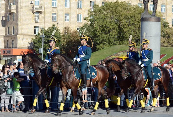 La scorta onoraria di cavalleria del Reggimento Presidenziale e la Scuola di Equitazione del Cremlino su Poklonnaya Hill si esibisce in onore della festa nazionale della bandiera . — Foto Stock