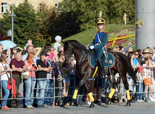 La scorta onoraria di cavalleria del Reggimento Presidenziale e la Scuola di Equitazione del Cremlino su Poklonnaya Hill si esibisce in onore della festa nazionale della bandiera . — Foto Stock