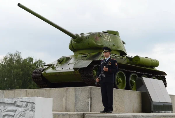 Почетный караул у памятника защитникам Бородинского поля 1941 года . — стоковое фото