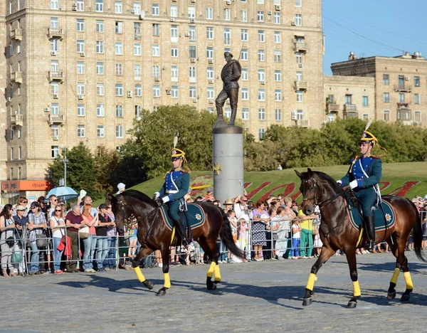 La scorta onoraria di cavalleria del reggimento presidenziale parla sullo sfondo del monumento agli eroi della prima guerra mondiale sul colle Poklonnaya. . — Foto Stock