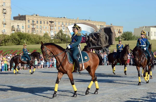 The cavalry honorary escort of the Presidential Regiment speaks against the background of the monument to the heroes of the First World War on Poklonnaya Hill. — Stock Photo, Image