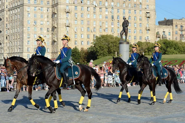 Čestný doprovod kavalerie prezidentské pluku mluví proti pozadí pomník hrdiny z první světové války na hoře díků. — Stock fotografie