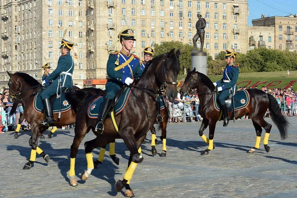 La scorta onoraria di cavalleria del reggimento presidenziale parla sullo sfondo del monumento agli eroi della prima guerra mondiale sul colle Poklonnaya. . — Foto Stock