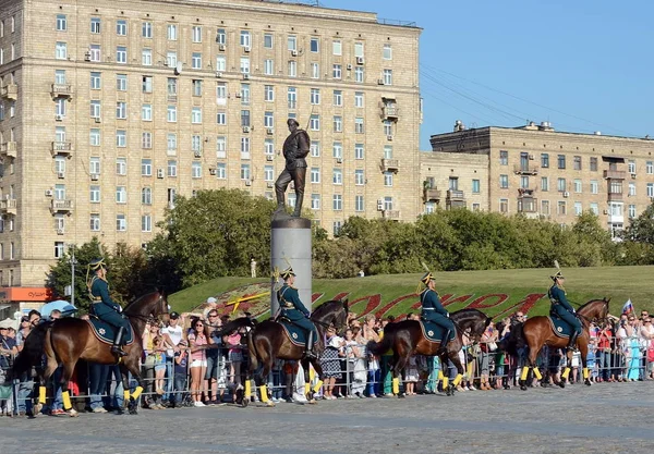 The cavalry honorary escort of the Presidential Regiment speaks against the background of the monument to the heroes of the First World War on Poklonnaya Hill. — Stock Photo, Image