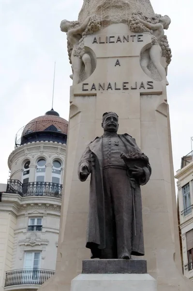 Monument för att hedra Alicante infödda spanska politikar Jose Canalejas. — Stockfoto