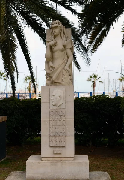 西班牙作家卡洛斯 Arnices 在阿利坎特的纪念碑. — 图库照片