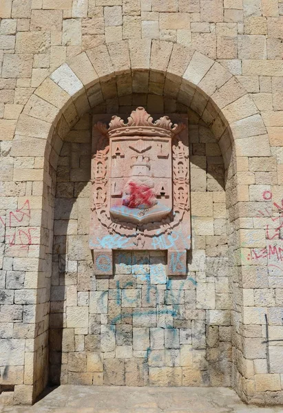 Coat of arms Alicante on the building of the Institute of Education George Juan. — Stock Photo, Image