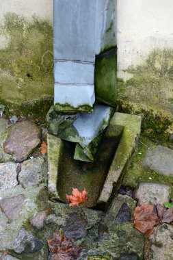 Downspout. Sonbaharda Bazilyen Manastırı.