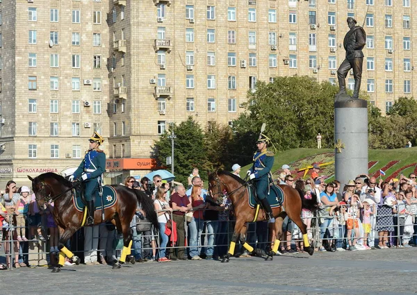 La scorta onoraria di cavalleria del reggimento presidenziale parla sullo sfondo del monumento agli eroi della prima guerra mondiale sul colle Poklonnaya. . — Foto Stock