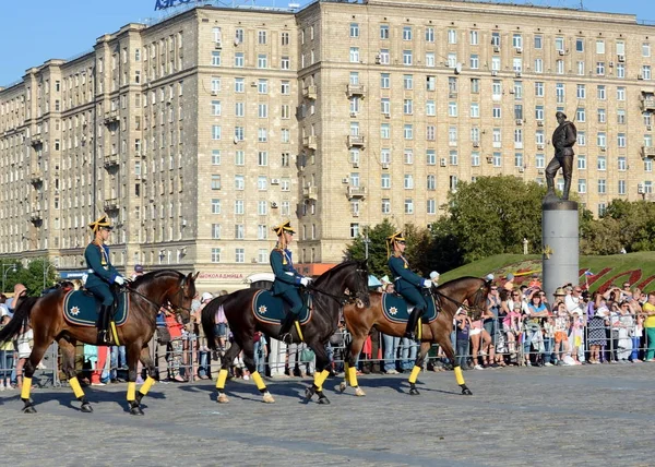 Die Kavallerie-Ehreneskorte des präsidialen Regiments spricht vor dem Hintergrund des Denkmals für die Helden des Ersten Weltkriegs auf dem Poklonnaja-Hügel. — Stockfoto