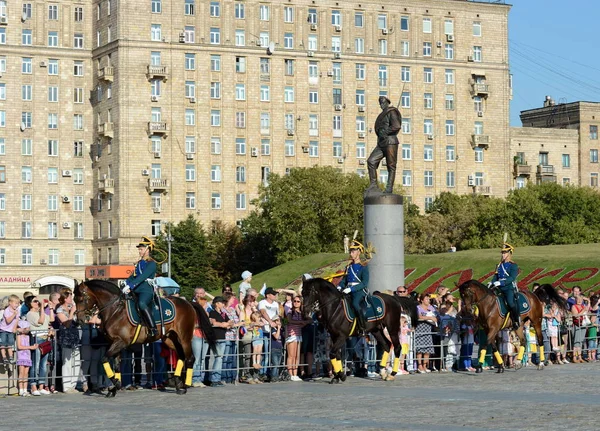 Die Kavallerie-Ehreneskorte des präsidialen Regiments spricht vor dem Hintergrund des Denkmals für die Helden des Ersten Weltkriegs auf dem Poklonnaja-Hügel. — Stockfoto