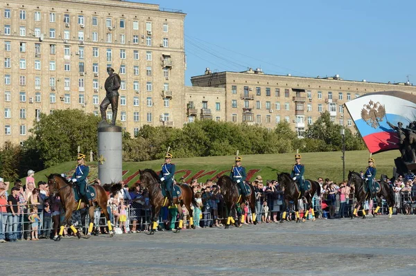 La scorta onoraria di cavalleria del reggimento presidenziale parla sullo sfondo del monumento agli eroi della prima guerra mondiale sul colle Poklonnaya. . — Foto Stock