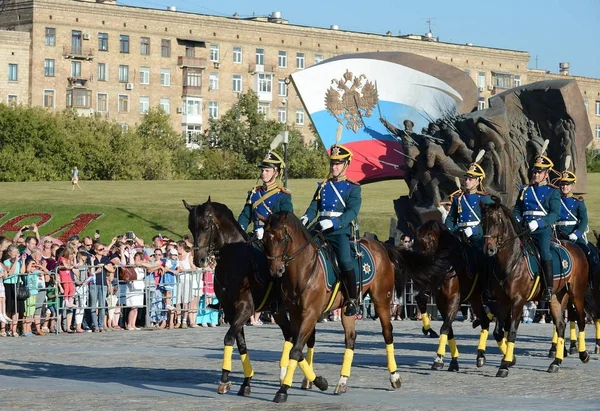 La scorta onoraria di cavalleria del reggimento presidenziale parla sullo sfondo del monumento agli eroi della prima guerra mondiale sul colle Poklonnaya. . — Foto Stock