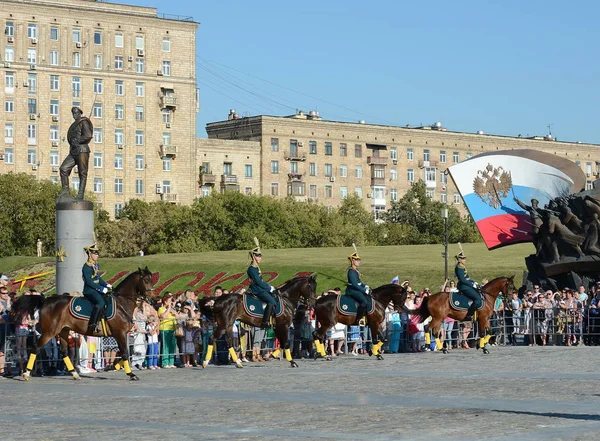 A escolta honorária de cavalaria do Regimento Presidencial fala contra o pano de fundo do monumento aos heróis da Primeira Guerra Mundial em Poklonnaya Hill . — Fotografia de Stock