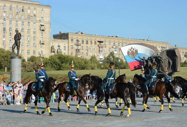 Die Kavallerie-Ehreneskorte des präsidialen Regiments spricht vor dem Hintergrund des Denkmals für die Helden des Ersten Weltkriegs auf dem Poklonnaja-Hügel. — Stockfoto