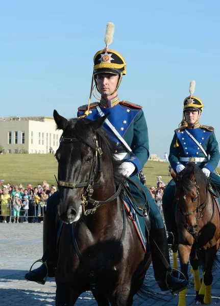 La escolta honoraria de caballería del Regimiento Presidencial y la Escuela de Equitación del Kremlin en Poklonnaya Hill realiza en honor a la fiesta de la bandera nacional . — Foto de Stock