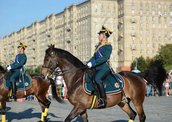 La escolta honoraria de caballería del Regimiento Presidencial y la Escuela de Equitación del Kremlin en Poklonnaya Hill realiza en honor a la fiesta de la bandera nacional . — Foto de Stock