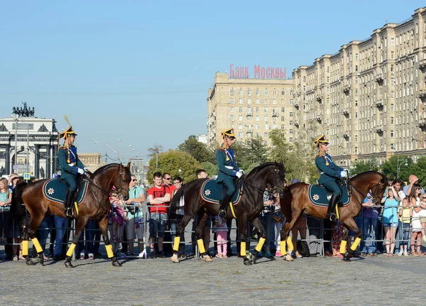 Ehrenreitkorps des Präsidialregiments und der Kremliner Reitschule auf dem Poklonnaja-Hügel zu Ehren des Nationalfeiertages. — Stockfoto