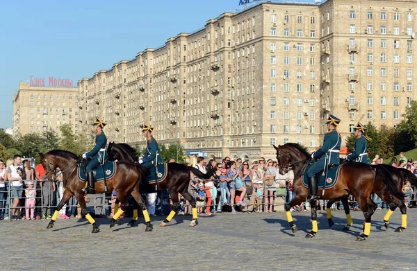 La scorta onoraria di cavalleria del Reggimento Presidenziale e la Scuola di Equitazione del Cremlino su Poklonnaya Hill si esibisce in onore della festa nazionale della bandiera . — Foto Stock