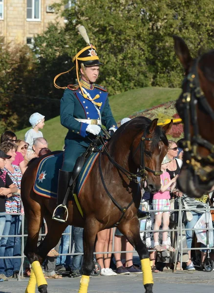 The cavalry honorary escort of the Presidential Regiment and the Kremlin Riding School on Poklonnaya Hill performs in honor of the national flag holiday. — Stock Photo, Image