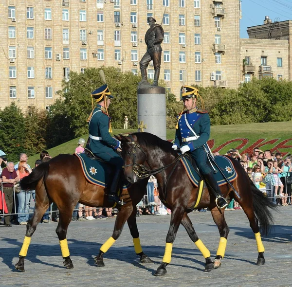 Die Kavallerie-Ehreneskorte des präsidialen Regiments spricht vor dem Hintergrund des Denkmals für die Helden des Ersten Weltkriegs auf dem Poklonnaja-Hügel. — Stockfoto