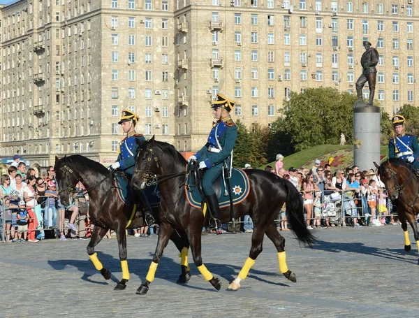 Die Kavallerie-Ehreneskorte des präsidialen Regiments spricht vor dem Hintergrund des Denkmals für die Helden des Ersten Weltkriegs auf dem Poklonnaja-Hügel. — Stockfoto