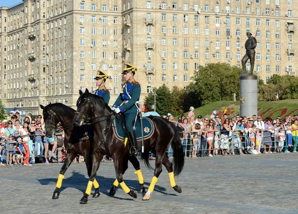 Die Kavallerie-Ehreneskorte des präsidialen Regiments spricht vor dem Hintergrund des Denkmals für die Helden des Ersten Weltkriegs auf dem Poklonnaja-Hügel. — Stockfoto