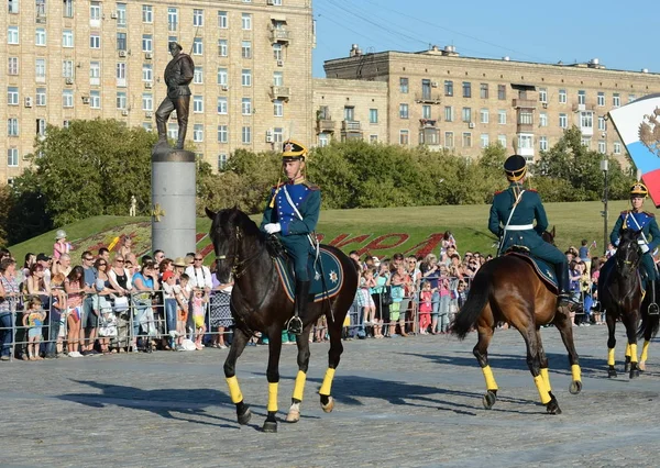 Die Kavallerie-Ehreneskorte des präsidialen Regiments spricht vor dem Hintergrund des Denkmals für die Helden des Ersten Weltkriegs auf dem Poklonnaja-Hügel. — Stockfoto