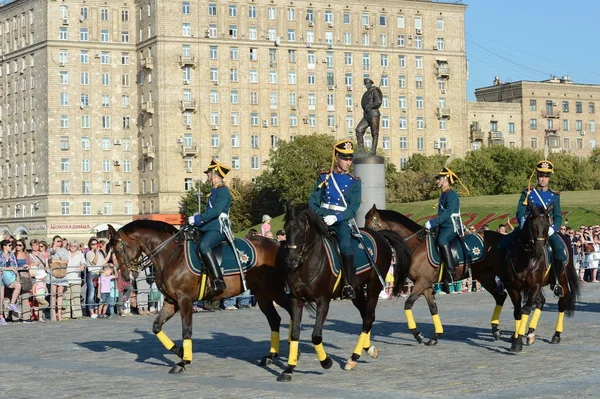 Кавалерия почетного сопровождения Президентского полка выступает на фоне памятника героям Первой мировой войны на Поклонной горе . — стоковое фото
