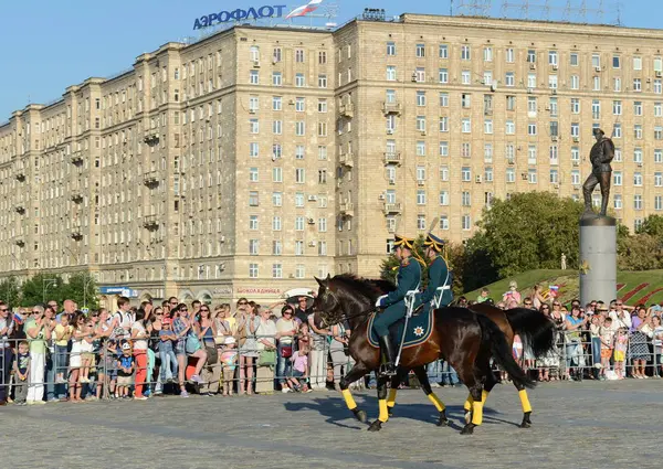 La scorta onoraria di cavalleria del reggimento presidenziale parla sullo sfondo del monumento agli eroi della prima guerra mondiale sul colle Poklonnaya. . — Foto Stock